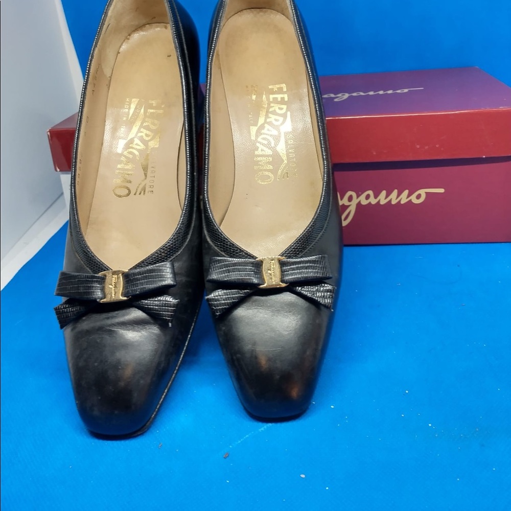 ⭐️ S Salvatore Ferragamo Black leather with bow…